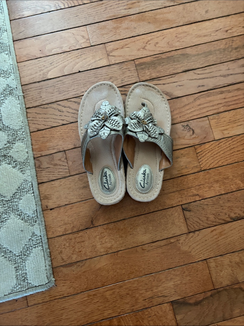 Clarks Women’s Metallic Leaf Thong Sandals - Gold/Tan